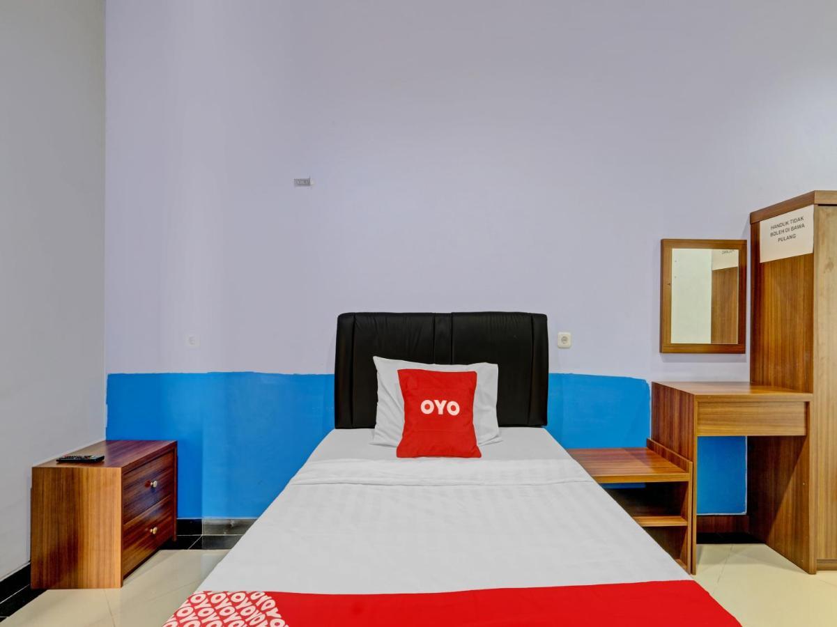 Oyo 90553 Arteri Guest House Semarang Exterior photo
